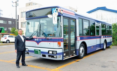 写真：ブルーグレーにラッピングした復刻車両バス