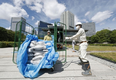 写真：首相官邸に運び込まれた福島第１原発事故に伴う除染土＝１９日午前