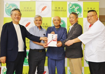 写真：右から上田幹事長、名畑組合長、勝間副組合長、山田副理事長、仲川会長