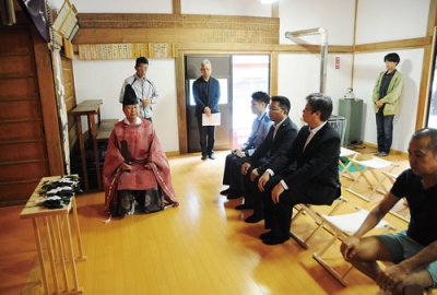 写真：神事を終えあいさつする吉村会長（左奥）