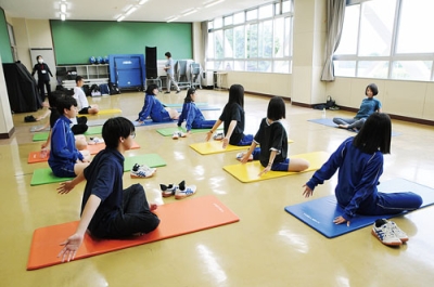 写真：ヨガに取り組む生徒たち