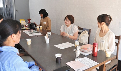 写真：悩みを話し合う参加者ら