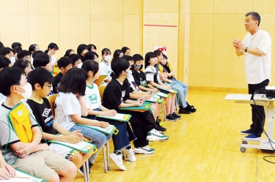 写真：猪俣さんを講師に日本と海外の違いに理解を深めた児童