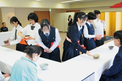 写真：抹茶を振る舞う高校生たち