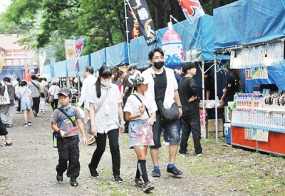 写真：多くの人でにぎわう輪西神社例大祭