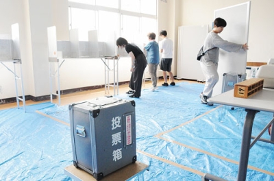 写真：東明中で投票所の開設準備を行う市職員