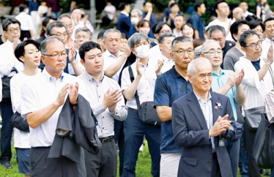 写真：候補者の最後の訴えに耳を傾ける支持者ら＝１９日午後、札幌市（画像の一部を加工しています）