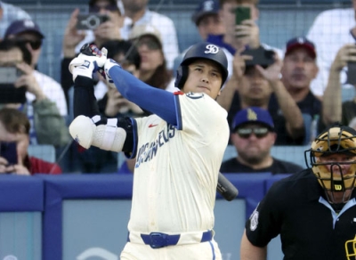 写真：ブルワーズ戦の３回、３３号２ランを放つドジャース・大谷＝ロサンゼルス（共同）