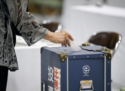 写真：参院選の投票をする有権者＝２０日午前、大阪市浪速区