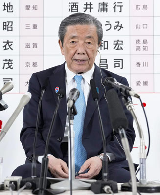 写真：メディアのインタビューに応じる自民党の森山幹事長＝２０日午後８時８分、東京・永田町の党本部