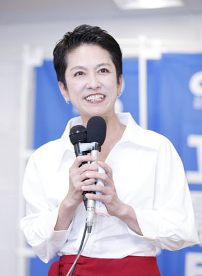 写真：東京選挙区で当選を決め、笑顔を見せる立憲民主党の蓮舫氏＝２０日夜、東京都新宿区