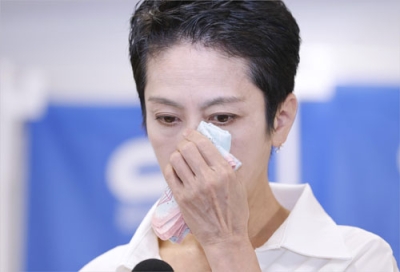 写真：東京選挙区で当選を決め目頭を押さえる立憲民主党の蓮舫氏＝２０日夜、東京都新宿区