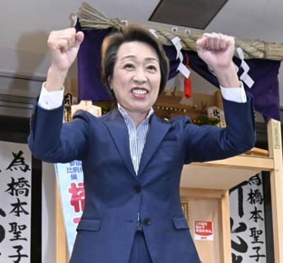 写真：比例代表で当選が決まり、笑顔を見せる自民党の橋本聖子氏＝２０日夜、札幌市中央区