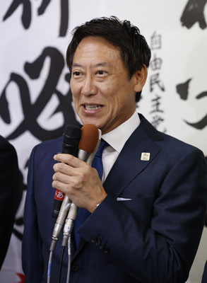 写真：東京選挙区で当選確実となり、あいさつする自民党の鈴木大地氏＝２０日午後８時１４分、東京都新宿区