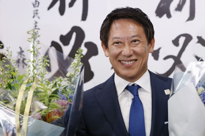 写真：東京選挙区で当選が決まり、笑顔を見せる自民党の鈴木大地氏＝２０日午後８時２１分、東京都新宿区