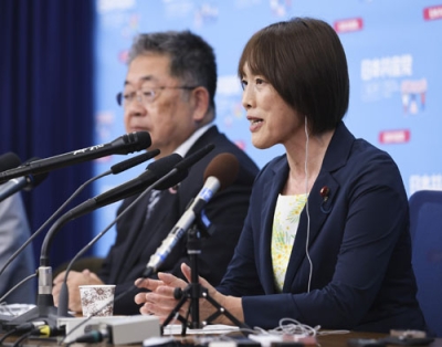 写真：メディアのインタビューに答える共産党の田村委員長（右）＝２０日午後９時１４分、東京都渋谷区の党本部