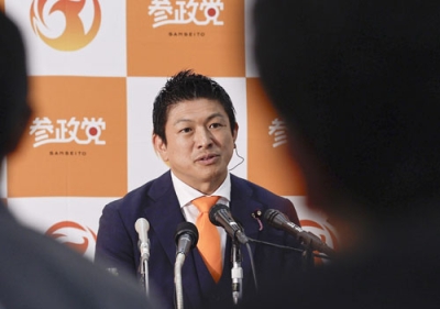 写真：メディアのインタビューに答える参政党の神谷代表＝２０日午後９時３３分、東京都新宿区