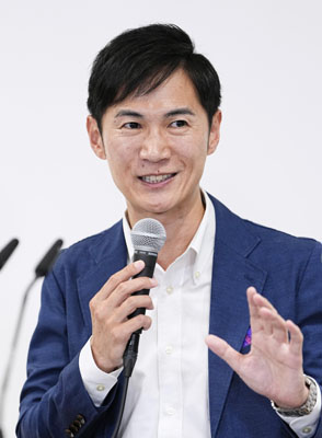 写真：記者会見する再生の道の石丸代表＝２０日午後９時５２分、東京都港区