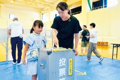写真：室蘭市内の投票所で一票を投じる有権者＝２０日午前１０時ごろ