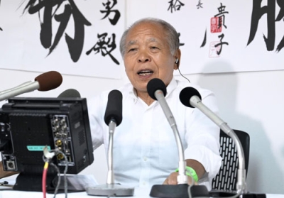 写真：開票状況を見守る自民党の鈴木宗男氏＝２０日夜、札幌市中央区