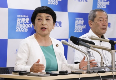 写真：記者会見する社民党の福島党首（左）＝２０日午後１１時３分、東京都千代田区