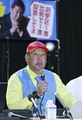 写真：支持者の前で「敗北」を表明するＮＨＫ党の立花党首＝２１日午前０時１３分、神戸市中央区