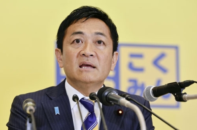 写真：記者会見する国民民主党の玉木代表＝２１日午前０時１２分、東京都新宿区