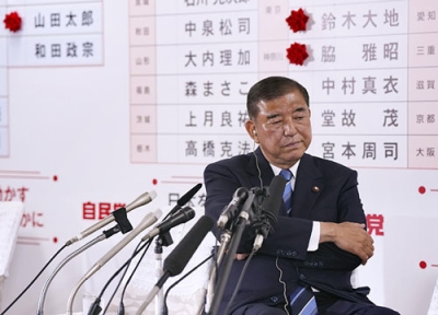 写真：メディアのインタビューの合間、腕組みする自民党総裁の石破首相＝２０日午後１１時６分、東京・永田町の党本部
