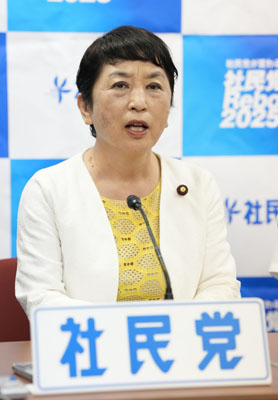 写真：記者会見する社民党の福島党首＝２１日午前、東京都中央区