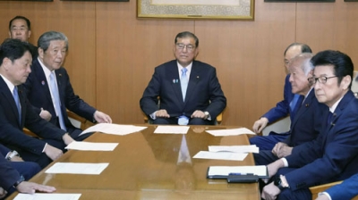写真：臨時役員会に臨む自民党総裁の石破首相（奥中央）ら＝２１日午前、東京・永田町の党本部