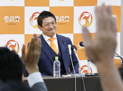 写真：記者会見する参政党の神谷代表＝２１日午前０時４３分、東京都新宿区