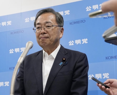 写真：記者団の取材に応じる公明党の斉藤代表＝２１日午前３時５６分、東京都新宿区の党本部