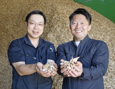 写真：木質飼料「キャトルエース」を手がける「エース・クリーン」の社長中井真太郎さん（右）と常務取締役の稲川昌志さん＝北見市