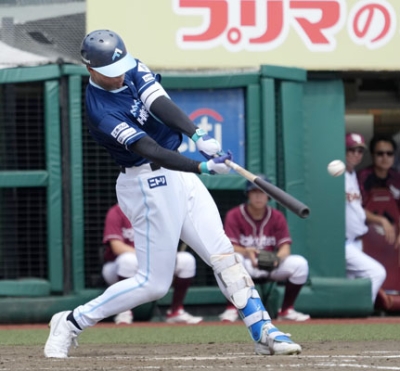 写真：４回日本ハム２死一塁、万波が左翼線に先制二塁打を放つ＝楽天モバイルパーク