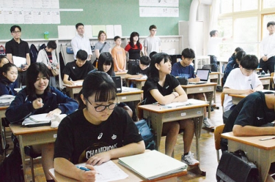 写真：英語科の授業を見学するクリスチャンさん一家