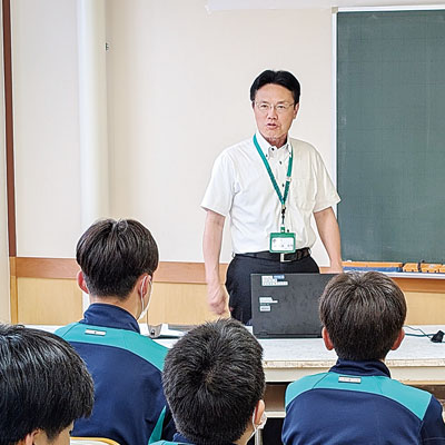 写真：中学生に地方自治に関わる大切さを説いた大塩町長の特別授業