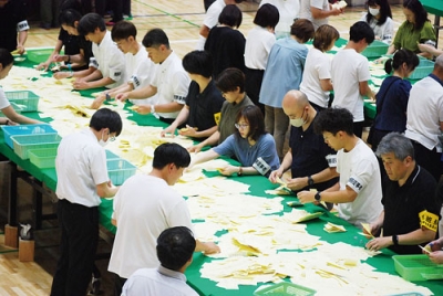 写真：有権者が願いを託した参院選の開票作業＝２０日午後９時過ぎ、室蘭・栗林商会アリーナ