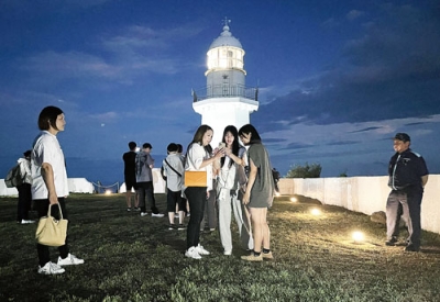 写真：夜の灯台の景色を楽しむ来場者