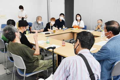 写真：難病との向き合い方について話し合う参加者