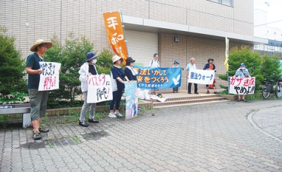 写真：平和を守る大切さ訴える参加者ら