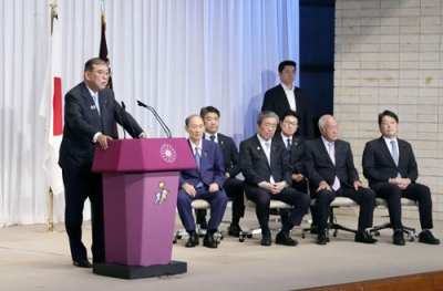 写真：記者会見する自民党総裁の石破首相（左端）＝２１日午後、東京・永田町の党本部