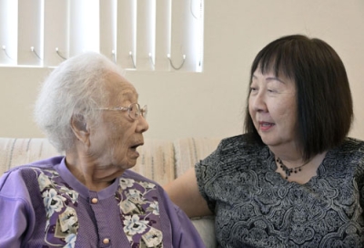 写真：母・礼子さん（左）と話すグレース・ヨシモトさん＝６月、米ロサンゼルス郊外（共同）