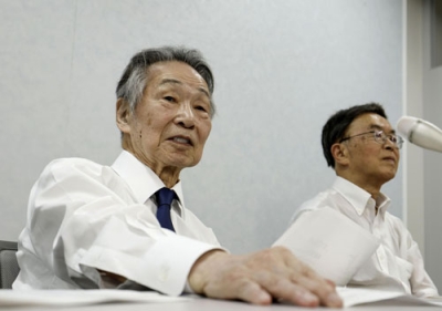写真：「１票の格差」訴訟の提訴後、記者会見する升永英俊弁護士（左）ら＝２２日午前、大阪市北区