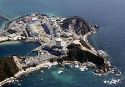 写真：関西電力美浜原発。手前から３号機、２号機、１号機＝３月、福井県美浜町