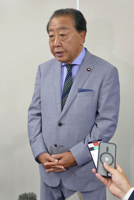 写真：連合の芳野友子会長と面会後、記者団の取材に応じる立憲民主党の野田代表＝２２日午前、東京都内