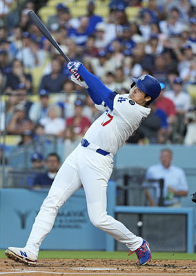 写真：ツインズ戦の１回、３５号２ランを放つドジャース・大谷＝ロサンゼルス（共同）