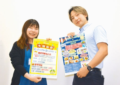 写真：夏祭り×ブランドまるしぇをＰＲする寺島事務局長（右）ら