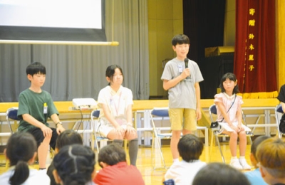 写真：白老小の全校児童と交流する片平丁小の代表児童