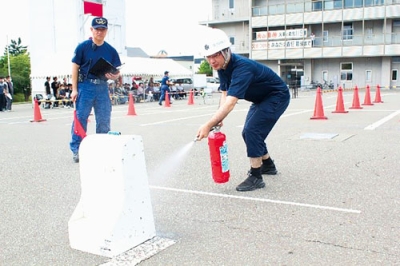 写真：火災を想定し消火活動を行う参加者（提供写真）