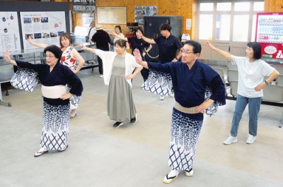 写真：振り付けなどを学ぶ「総参加市民おどり」の講習会
